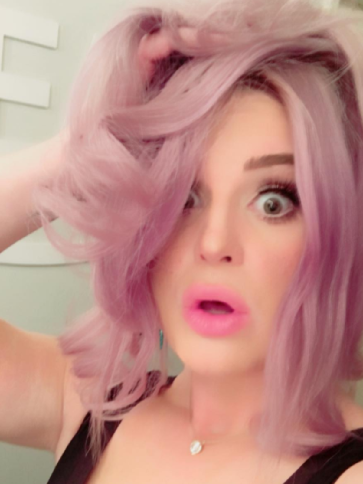 Kelly Osbourne w różowych włosach