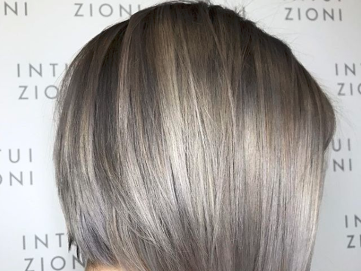Modna fryzura - siwe włosy