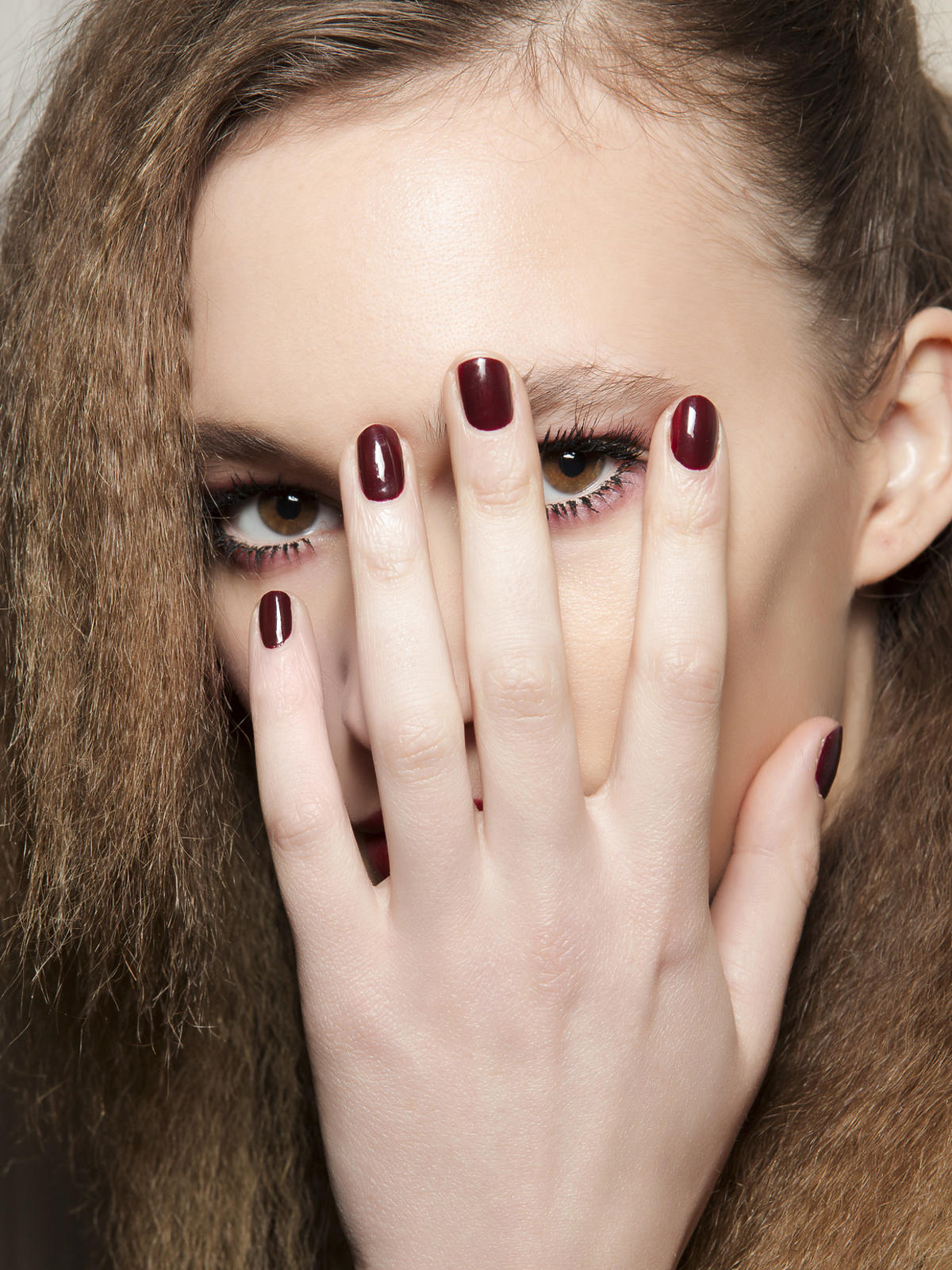 Vanessa Seward, ciemnoczerwony, błyszczący manicure - jesień 2015