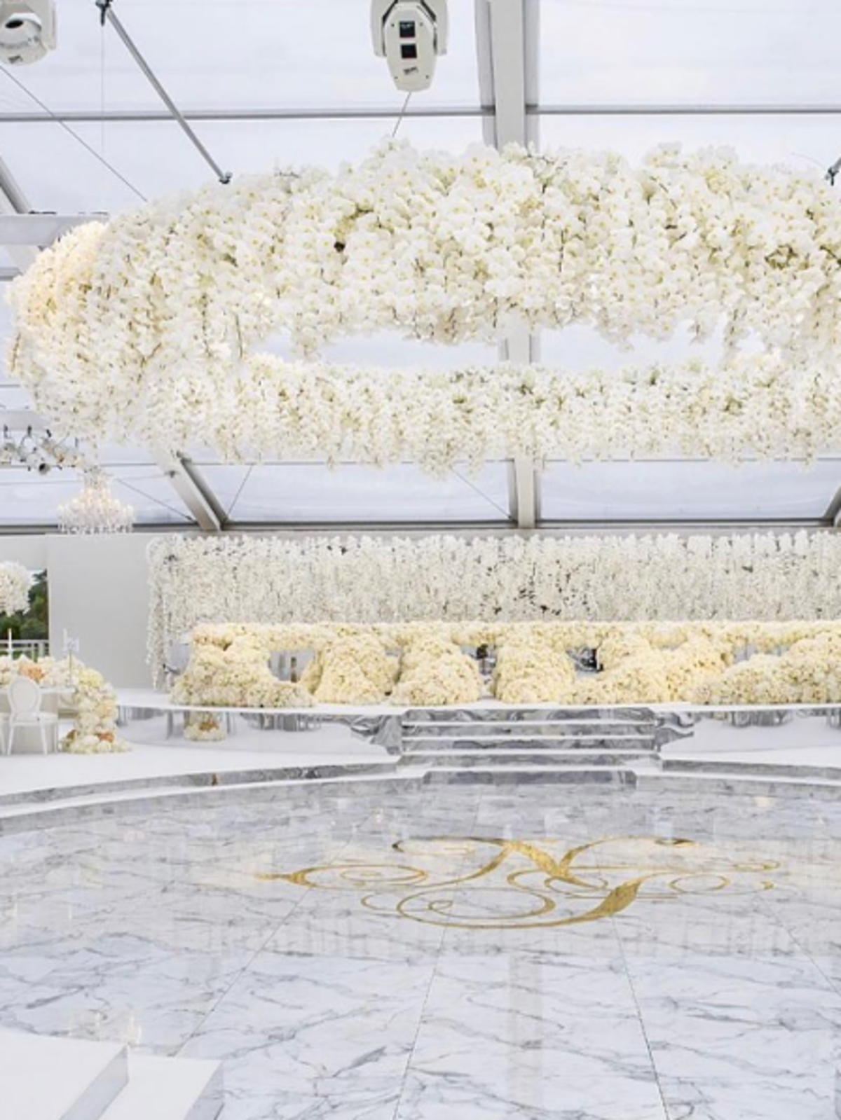 Sala weselna z marmurową podłogą i ozdobami z kwiatów