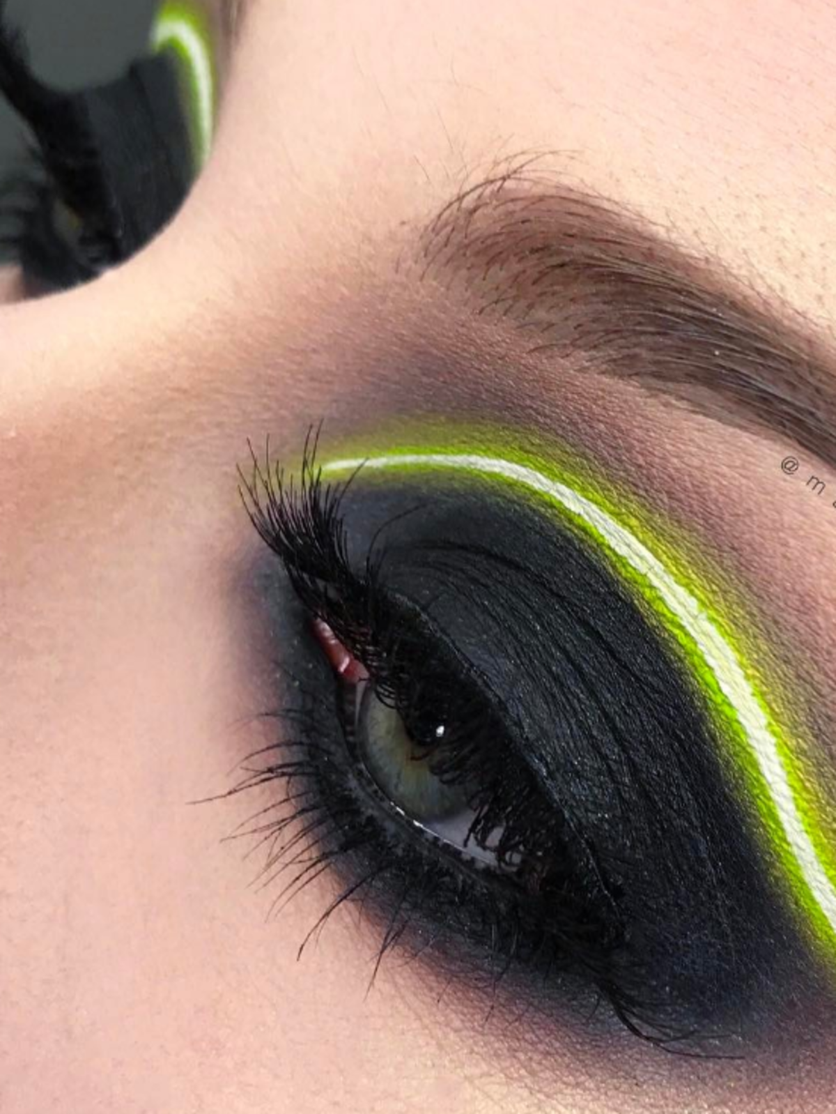 Neonowa kreska eyelinerem - nowy trend