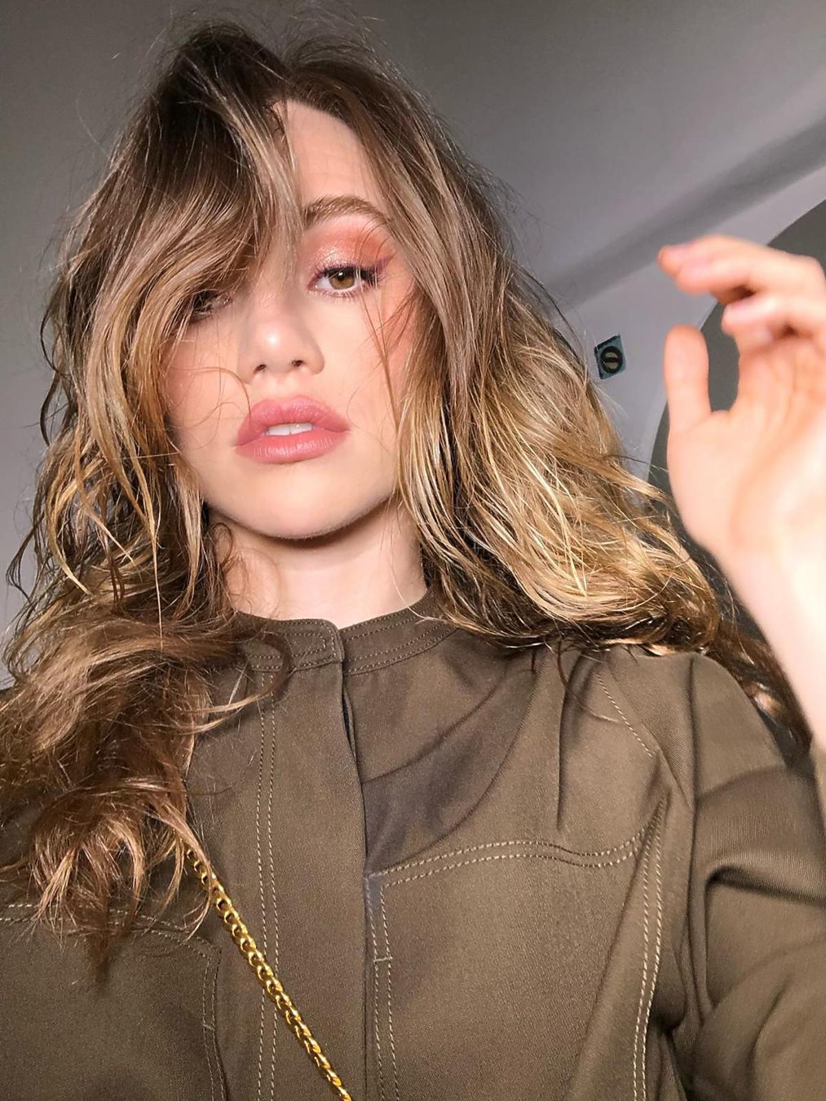 Modne fryzury: side swept bangs z falami