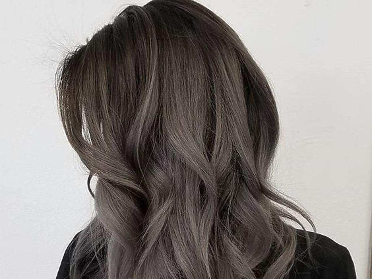 Smoky highlights, czyli efekt przydymionych włosów