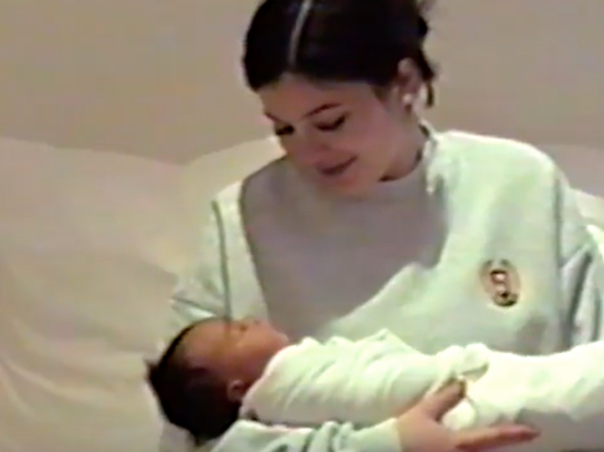 Kylie Jenner tuż przed porodem. Na rękach trzyma Chigaco, córeczkę Kim i Kanye