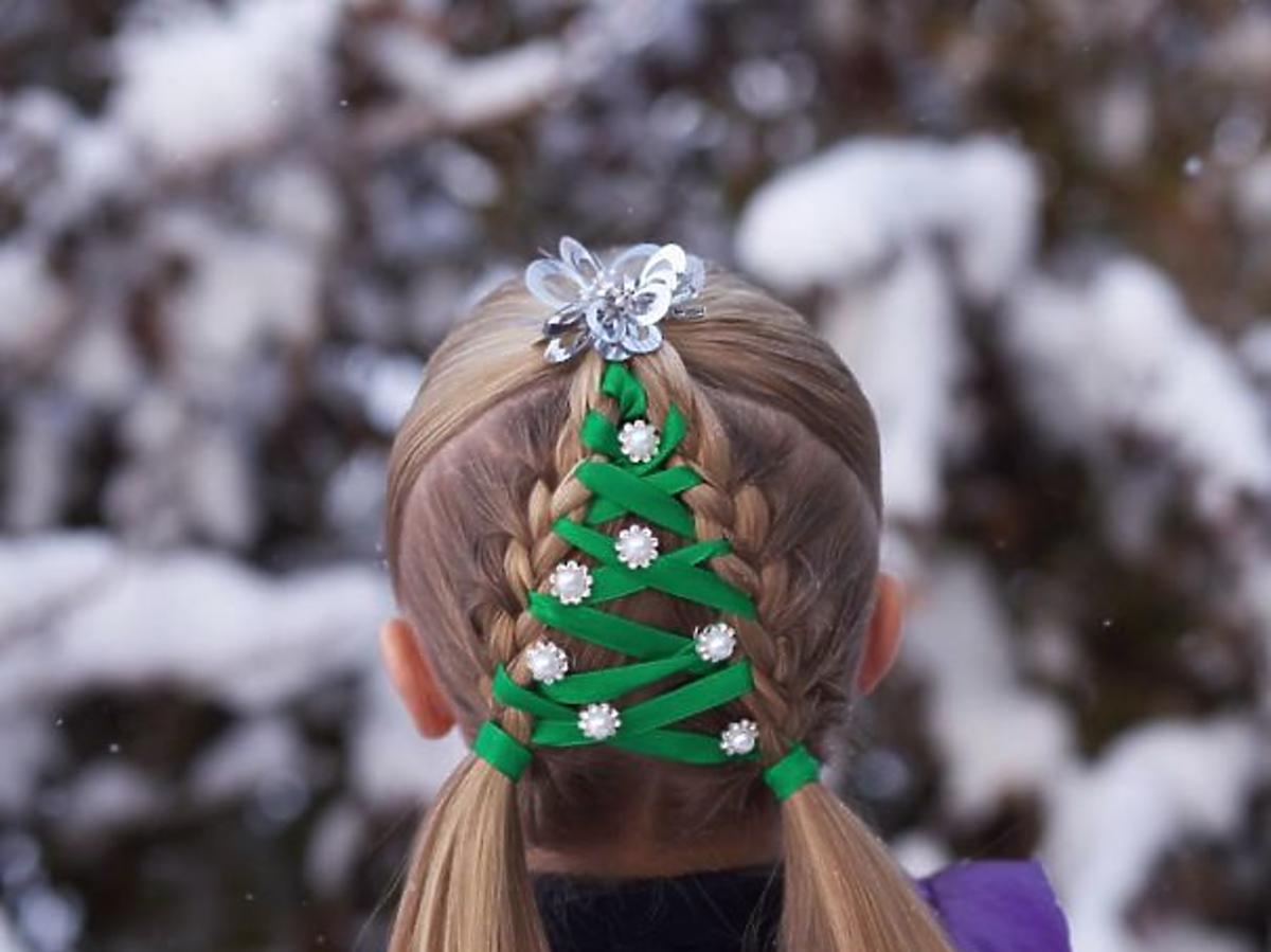 Christmas hair. Причёски для девочек на новый год. Новогодние прически для девочек. Прически для новогоднего бала. Новогодние прически для девочек на длинные волосы.