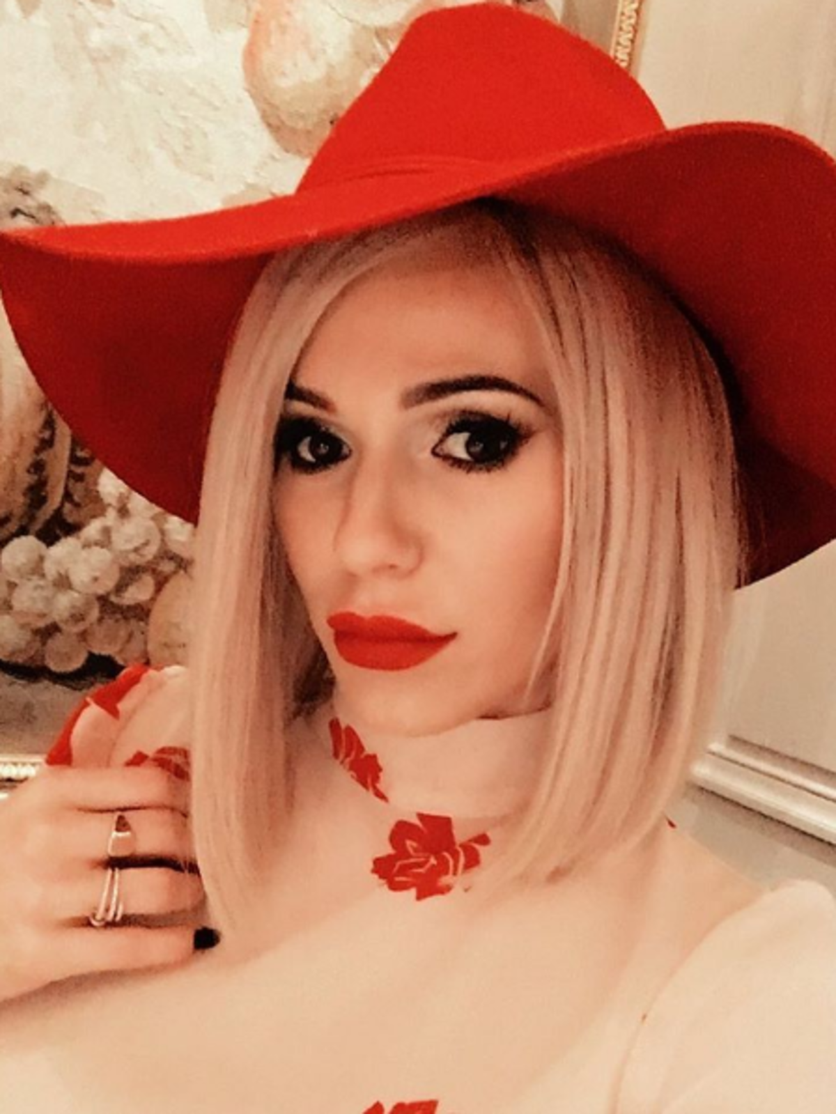 Doda w krótkich blond włosach