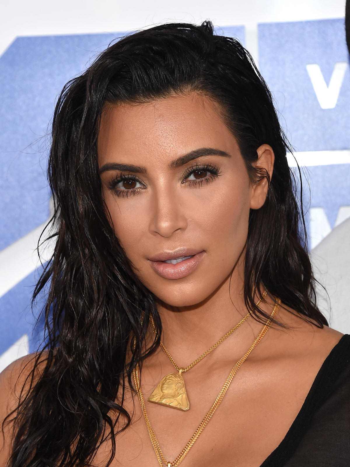 Mokre włosy w stylu Kim Kardashian