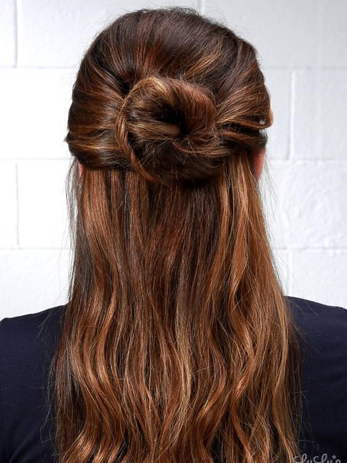 Half-up bun, czyli koczek plus rozpuszczone włosy