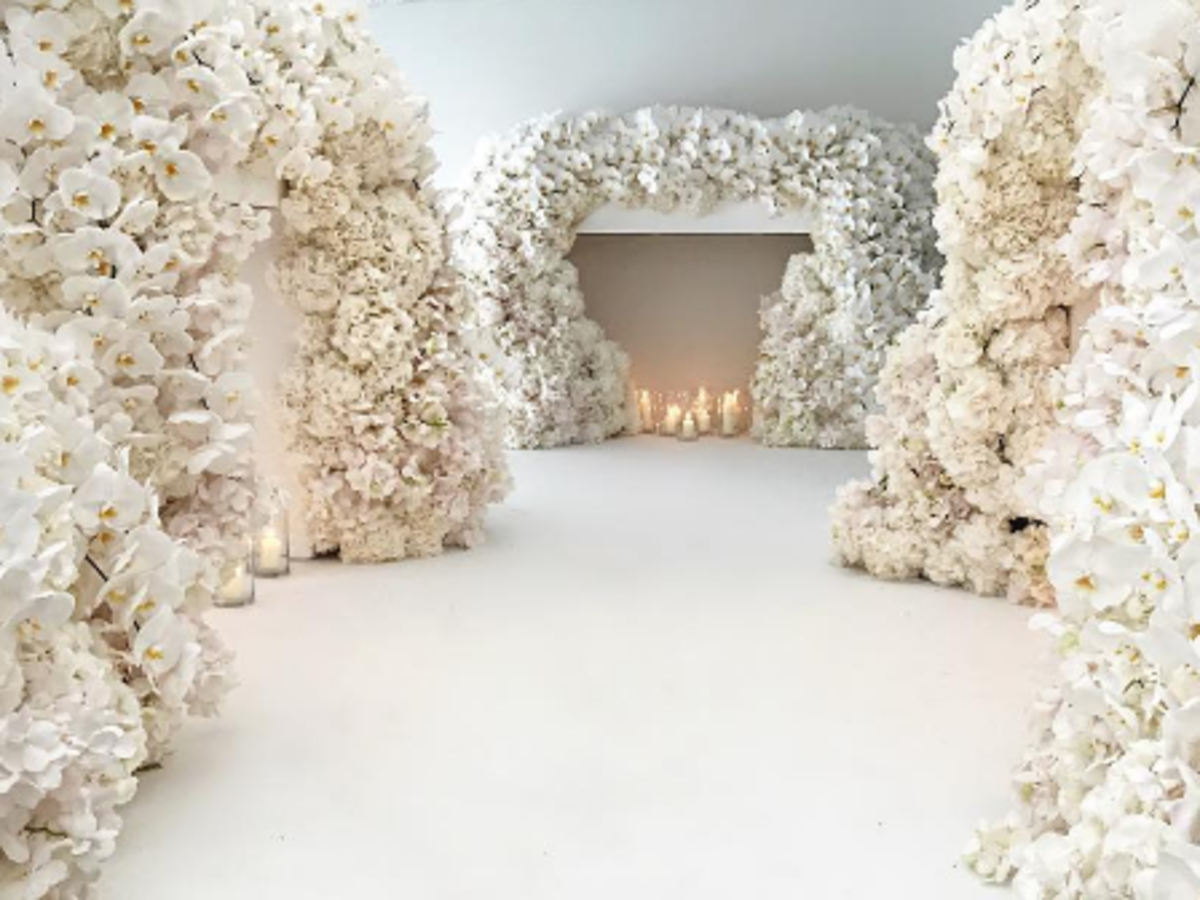 Ozdoby z białych kwiatów na najdroższym weselu