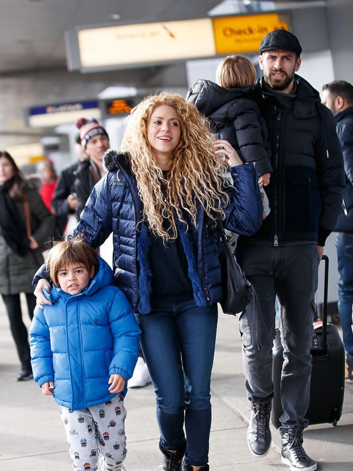 Shakira z rodziną na lotnisku