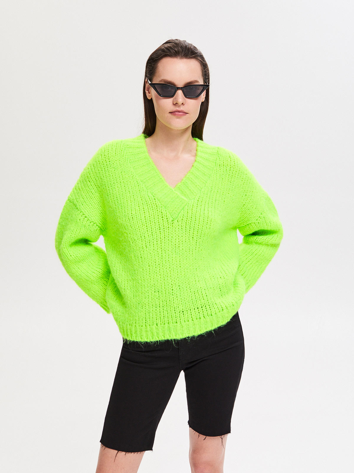 Wyprzedaż w Reserved: neonowy sweter, 69,99 zł (z 139,99 zł)