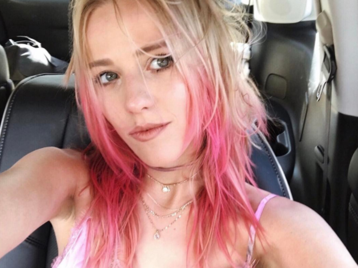 Jessica Mercedes w różowych włosach