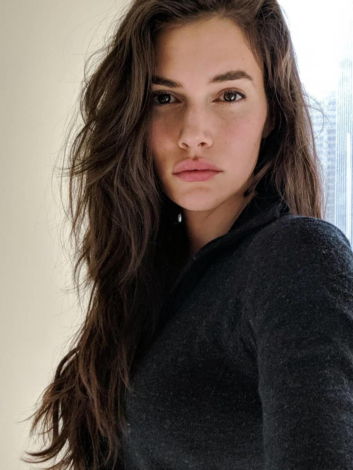 Modne fryzury: side swept bangs w stylu messy