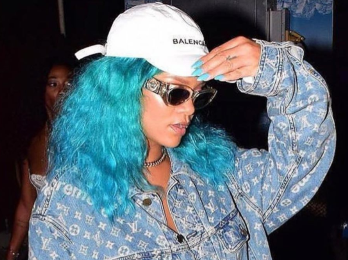 Rihanna w turkusowych włosach