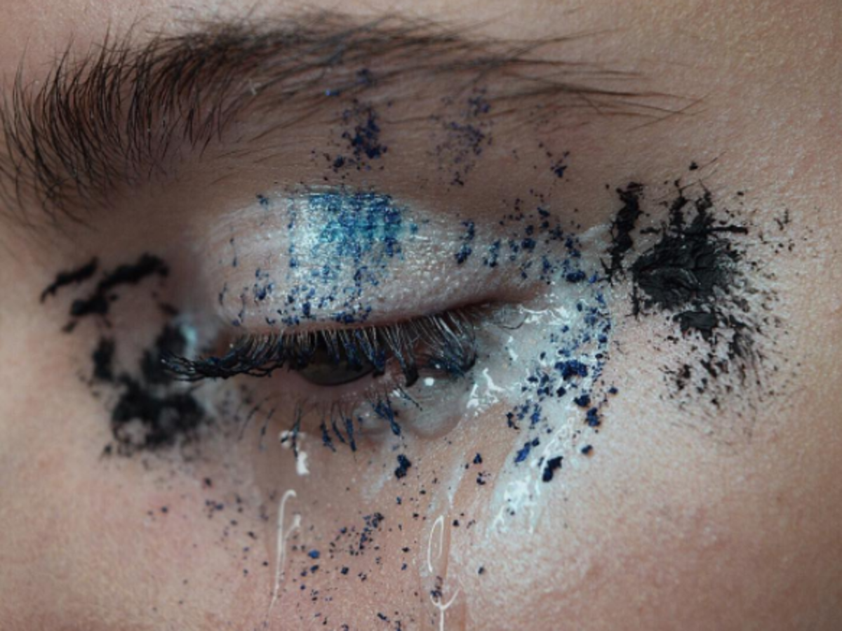 Makijaż imitujący płynące łzy