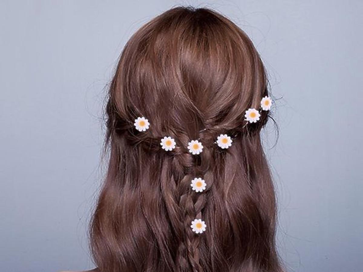 Daisy hair - fryzura ze stokrotkami we włosach