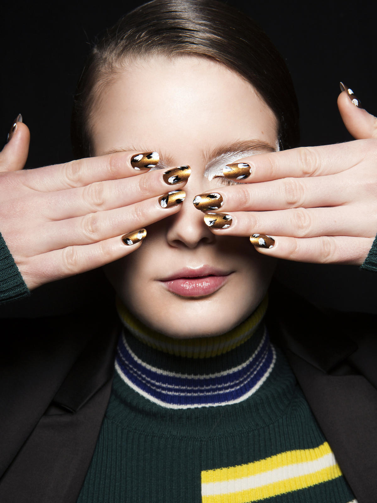Kenzo, złoty manicure z biało-czarnymi plamkami - jesień 2015