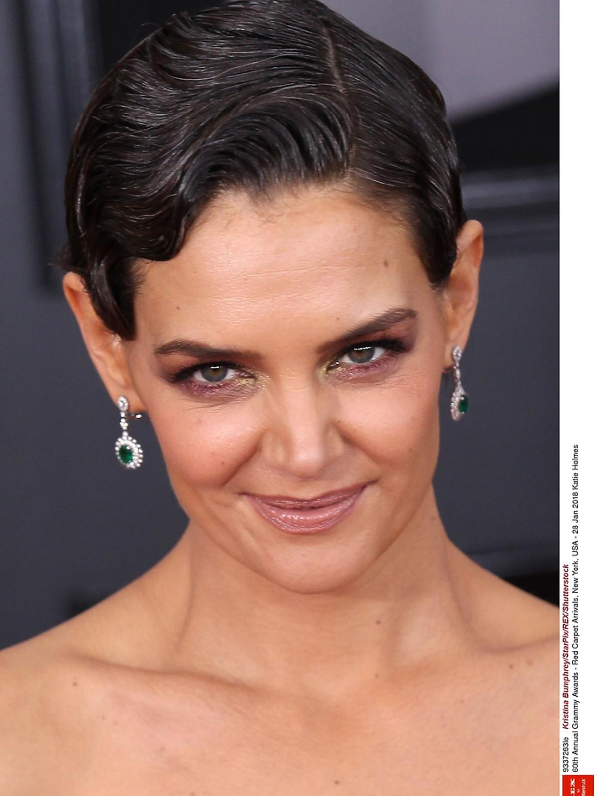 Katie Holmes eksponuje siwe włosy