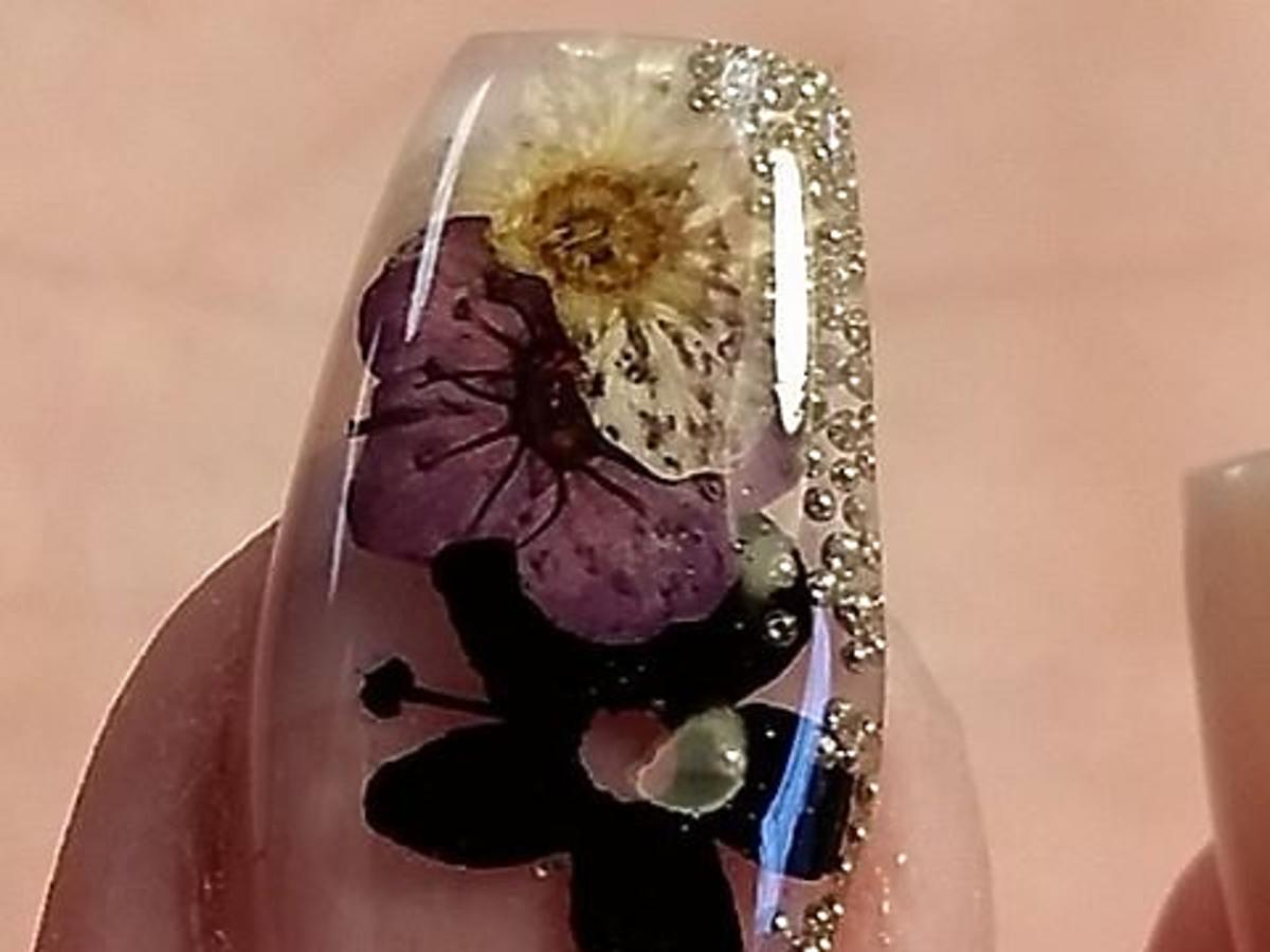 Suszone kwiaty zatopione w żelowych paznokciach