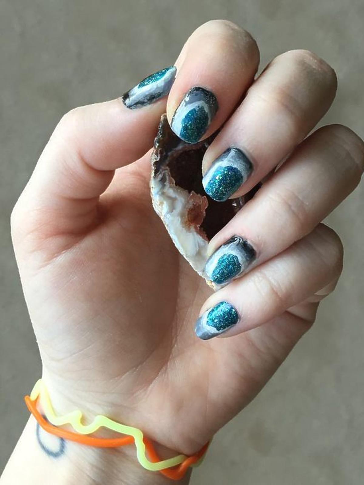 Mineralny manicure