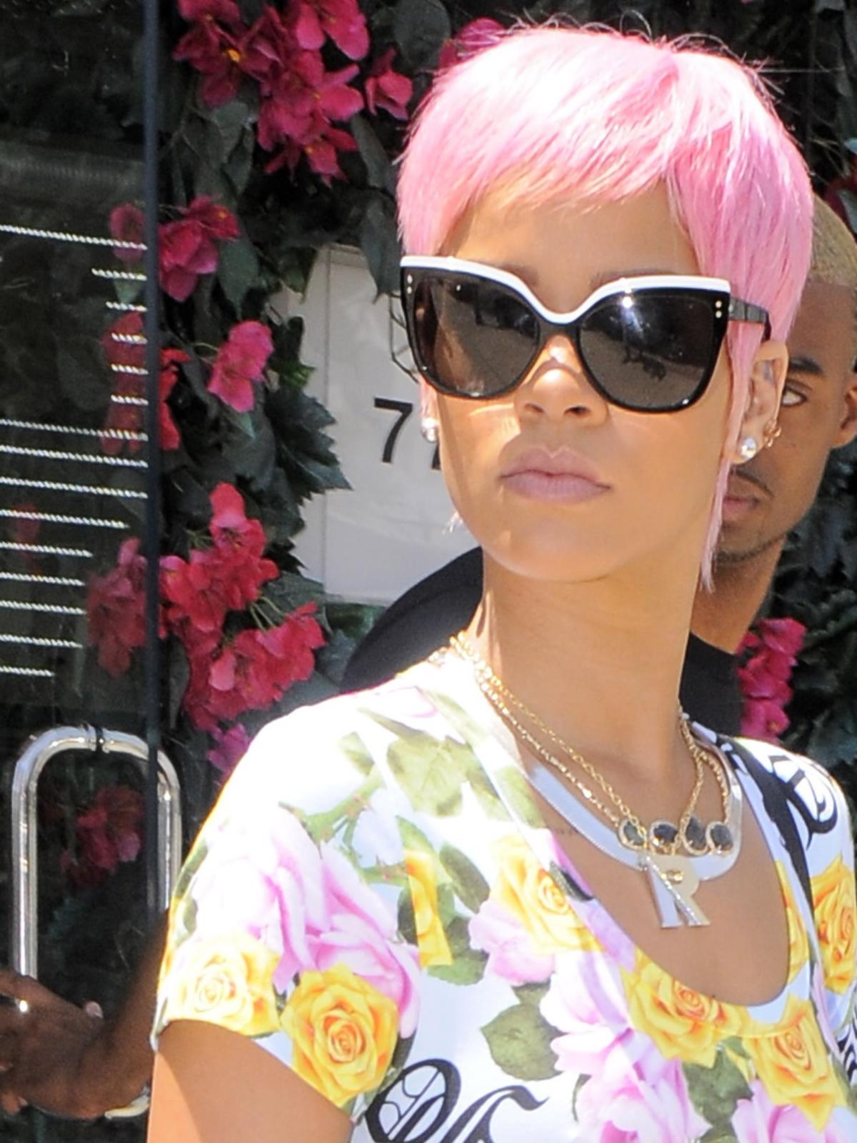 Rihanna w różowych włosach