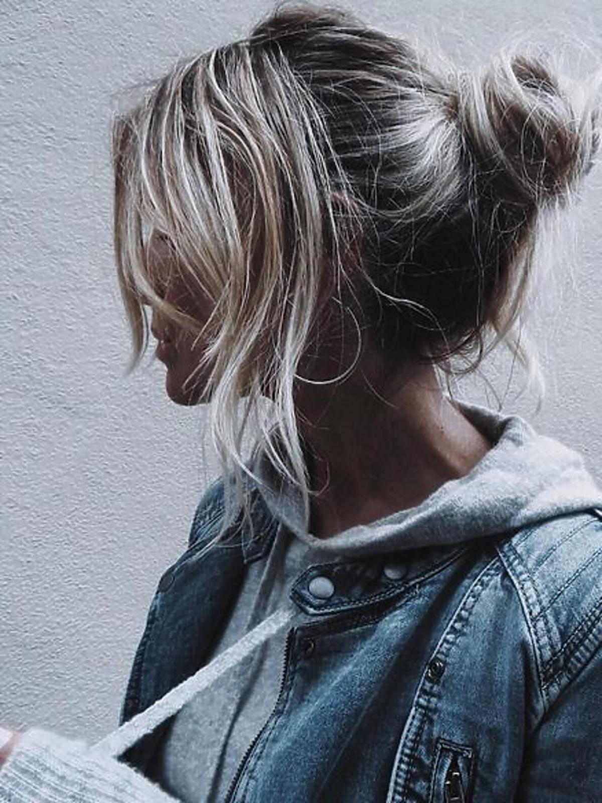 Undone bun, czyli niechlujny koczek hitem wiosny i lata 2019