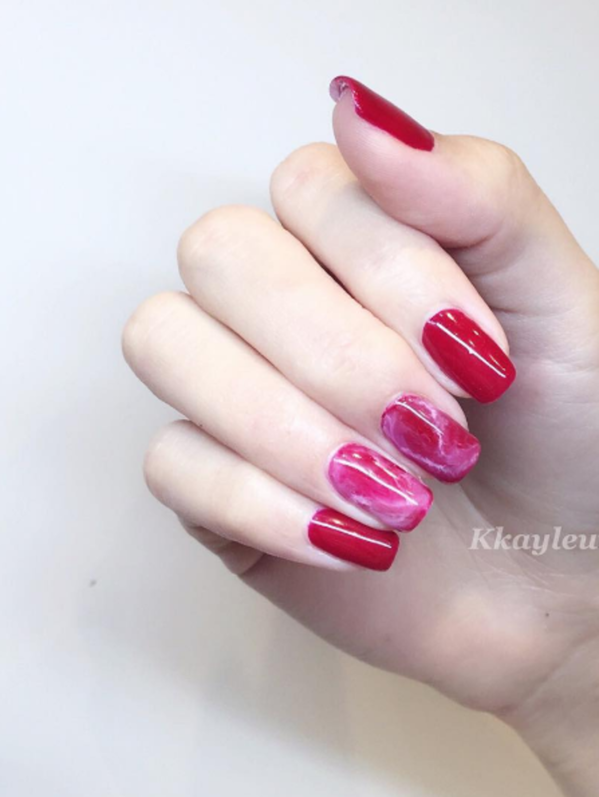 Marmurkowy manicure w czerwonym odcieniu
