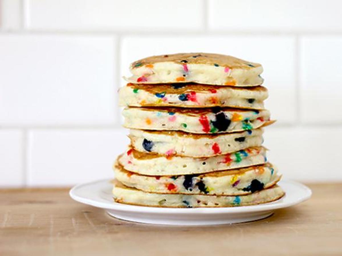 Pancakes z kolorowymi kandyzowanymi owocami - super śniadanie dla dzieci