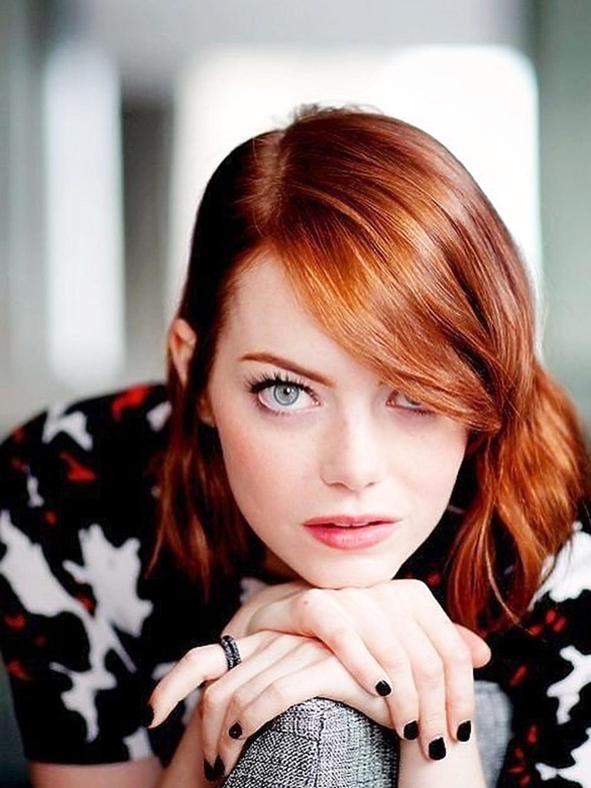 Modne fryzury: side swept bangs na krótkich włosach