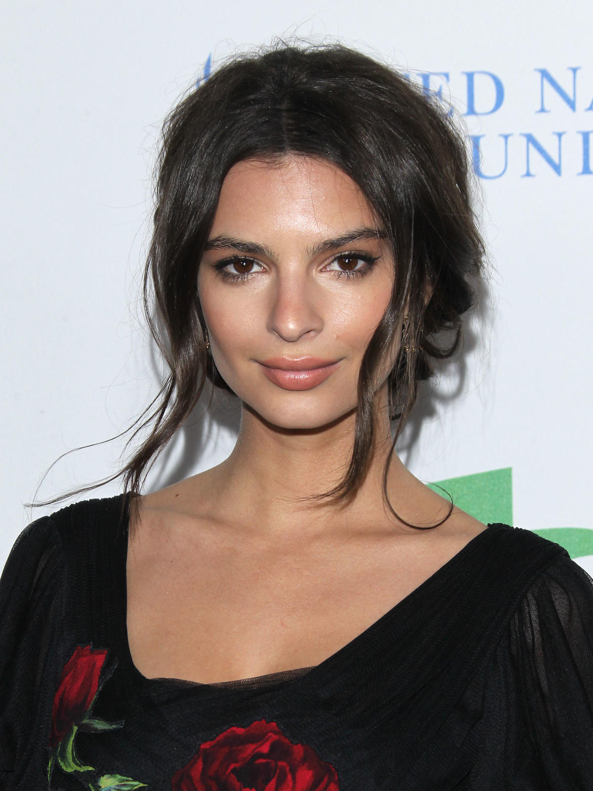 Messy hair w stylu Emily Ratajkowski