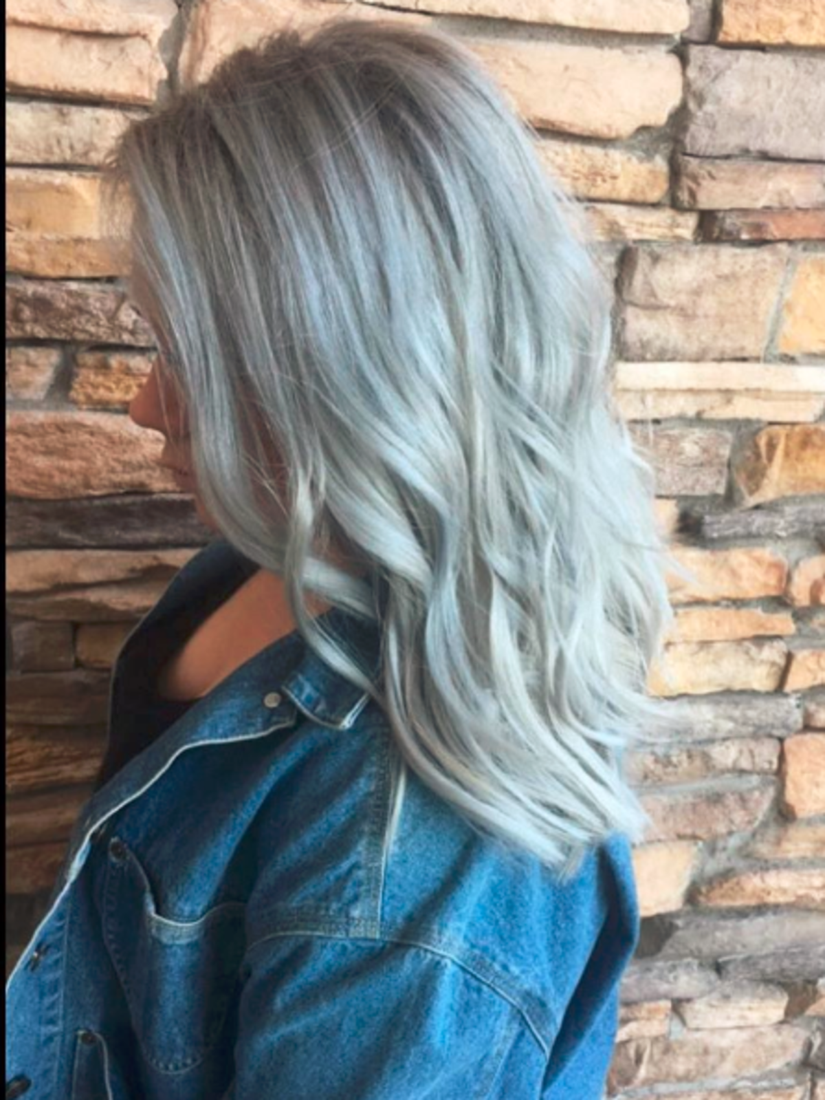 Srebrno-niebieskie włosy hitem koloryzacji