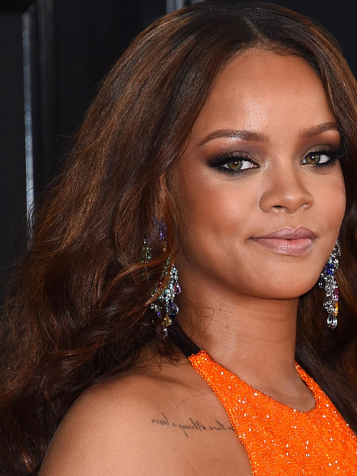 Rihanna w kasztanowych włosach