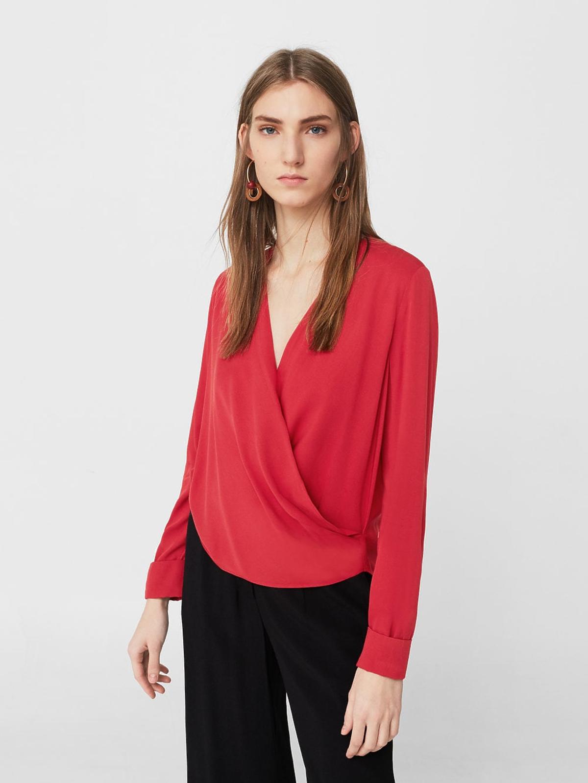 Drapowana bluzka w czerwonym kolorze - Mango - 119 zł