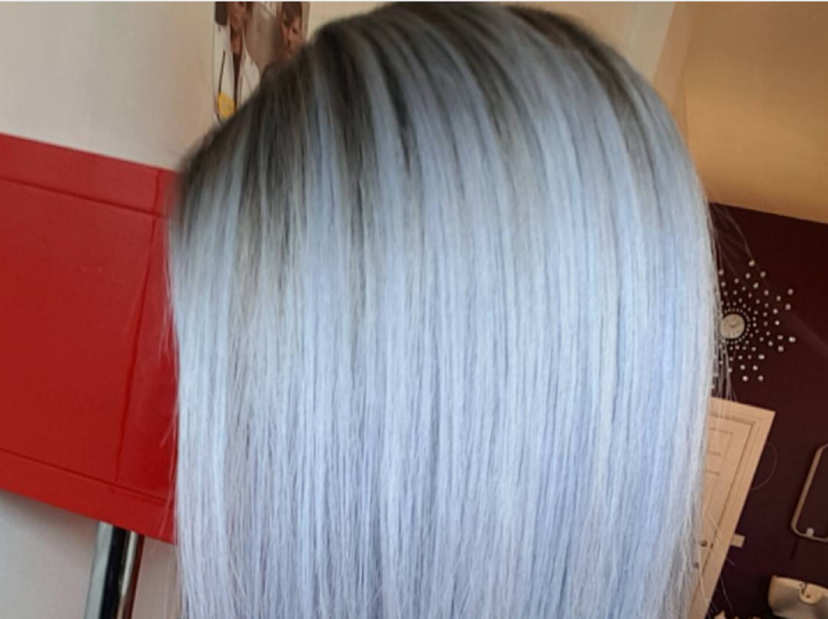 Srebrno-niebieskie włosy hitem koloryzacji