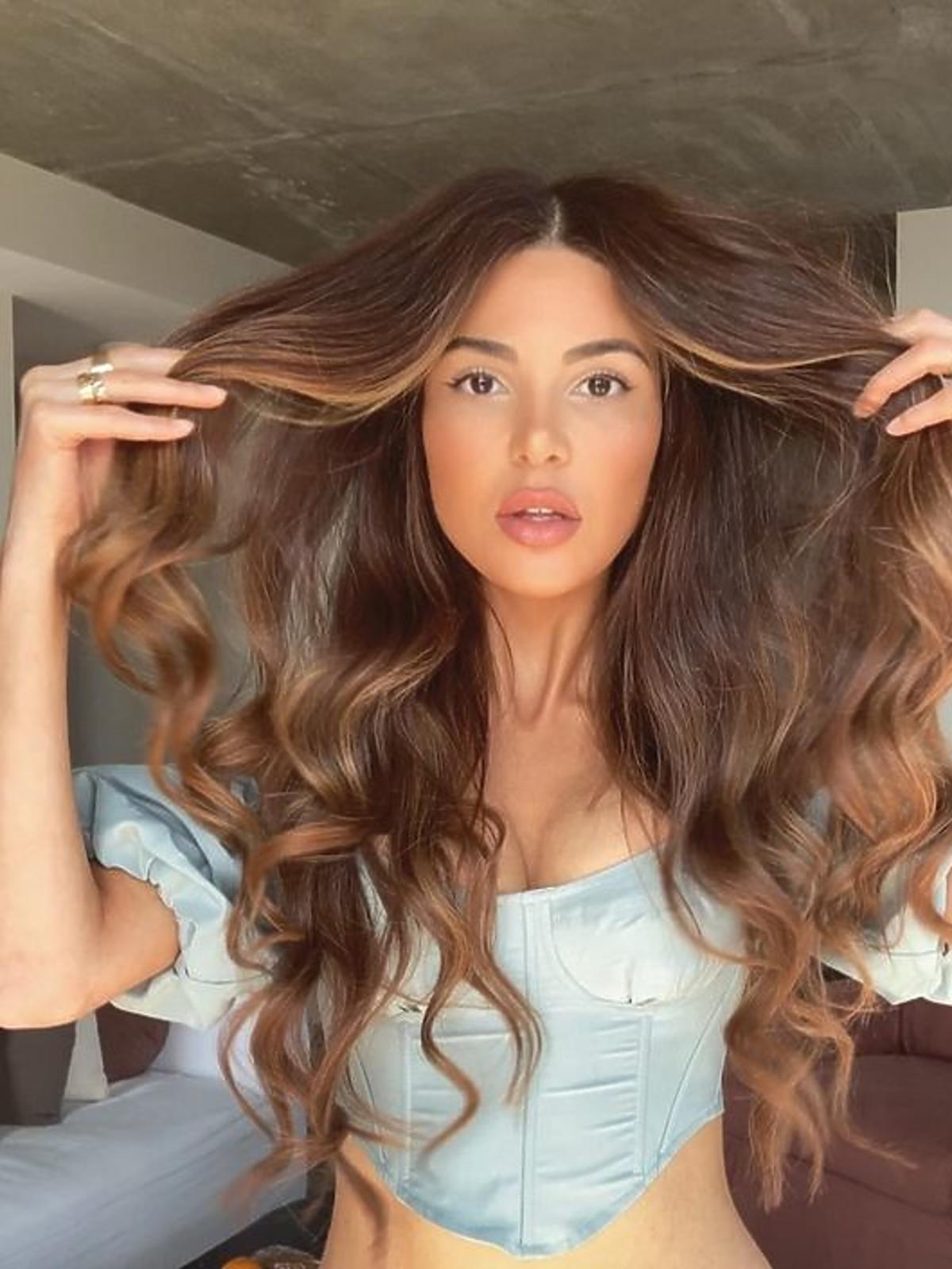Modne fryzury 2020: honey brown -