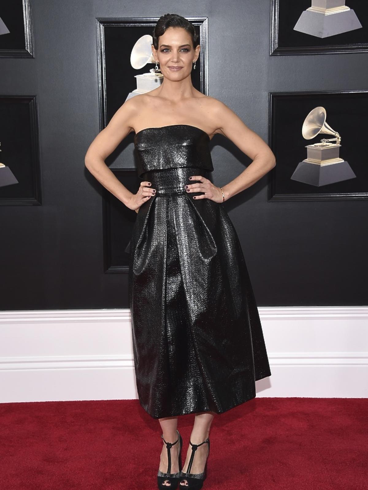 Katie Holmes eksponuje siwe włosy
