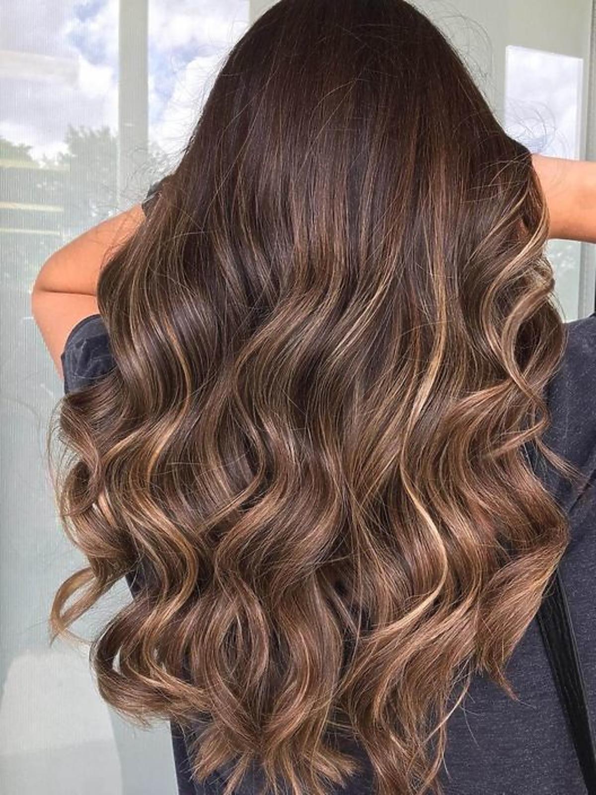 Modne fryzury 2020: honey brown w stylu balayage