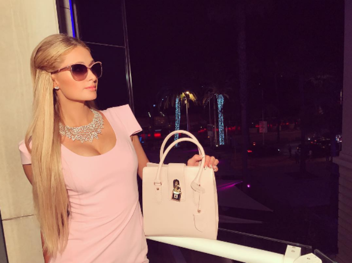 Paris Hilton w długich blond włosach
