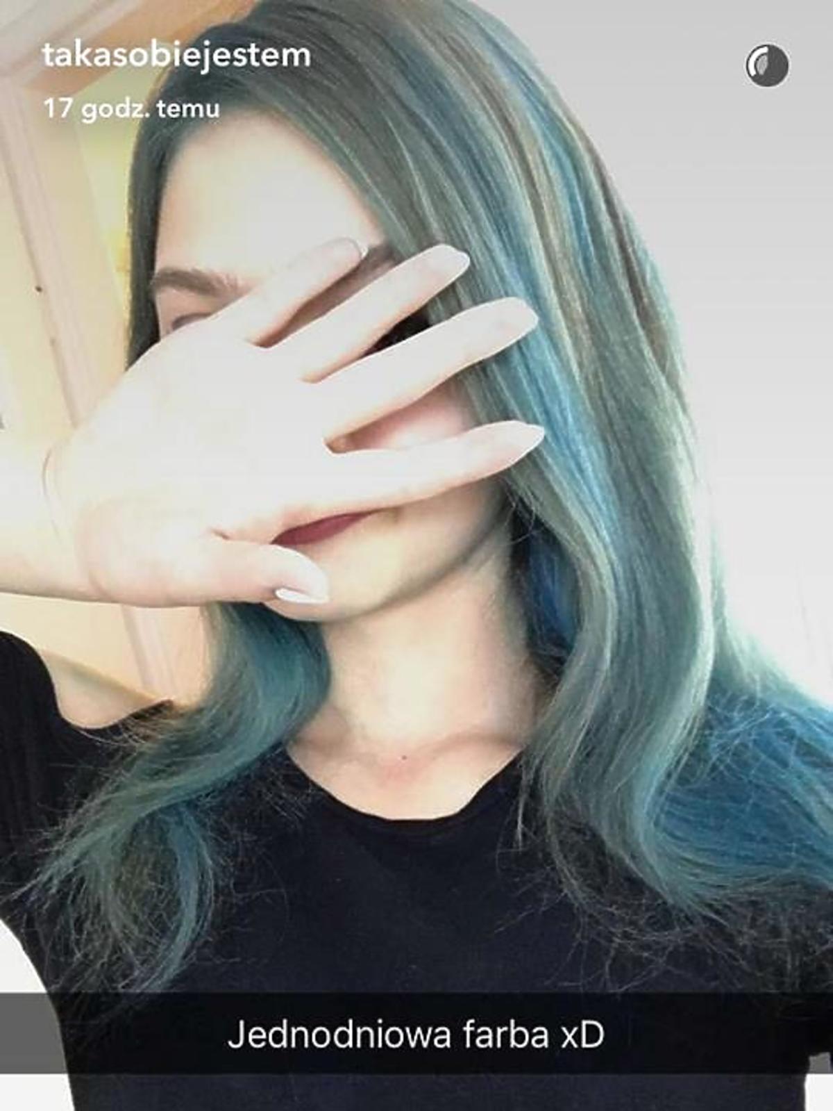 Julia Wróblewska w niebieskich włosach