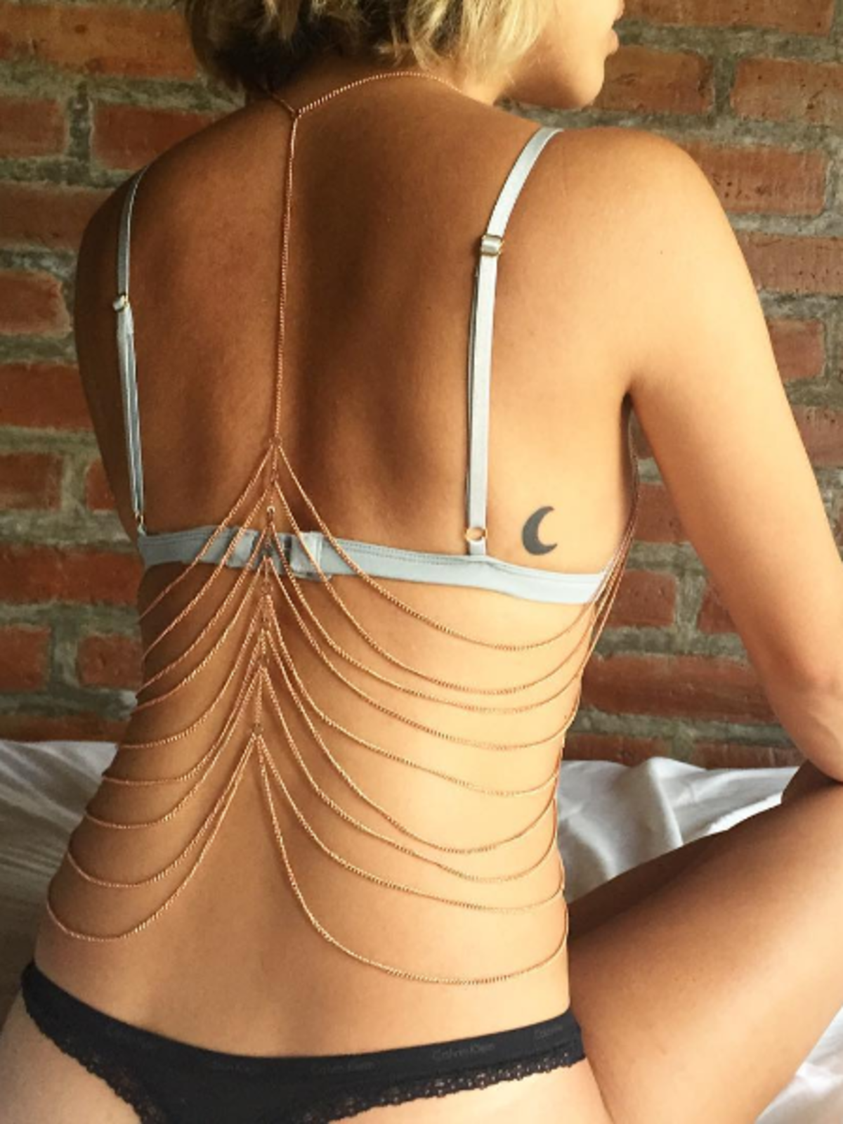 Body chain- biżuteria na ciało. Inspiracje z Instagrama