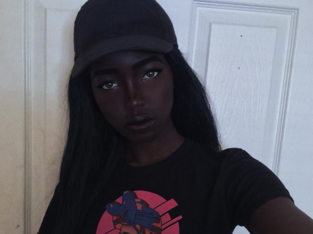 Czarnoskóra dziewczyna przypominająca Barbie