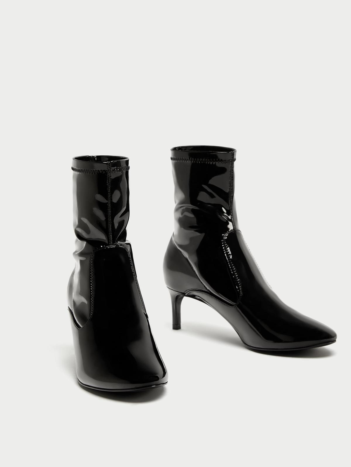 Botki z winylowym efektem - Zara - 29,90 zł (było 89,90 zł)