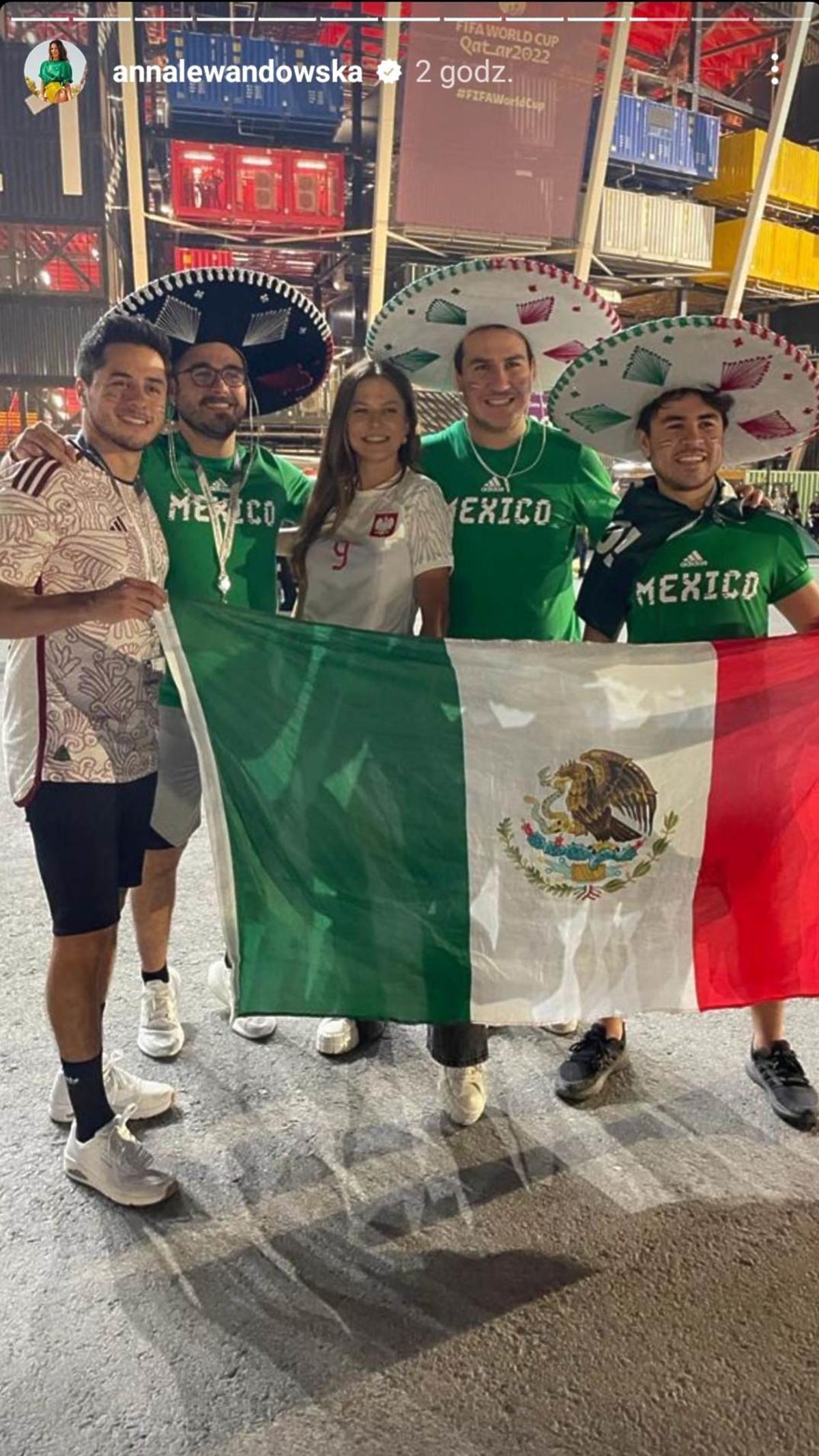 Mecz Polska-Meksyk w Katarze - Anna Lewandowska z kibicami przed stadionem