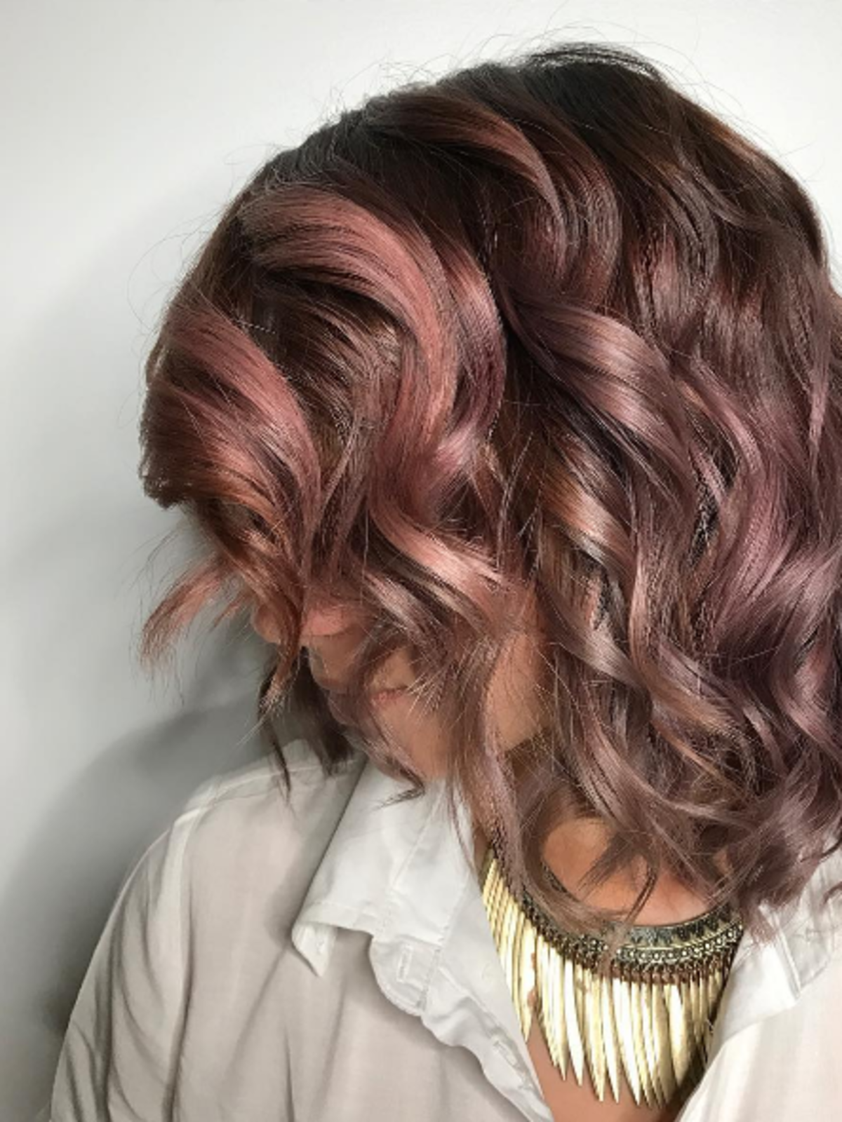 Włosy w kolorze chocolate mauve