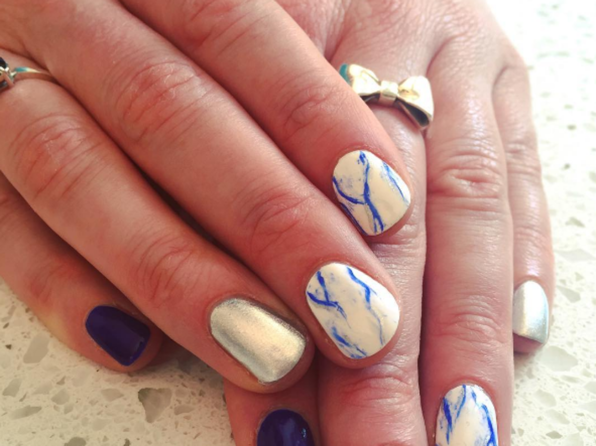 Marmurkowy manicure w niebieskich kolorach