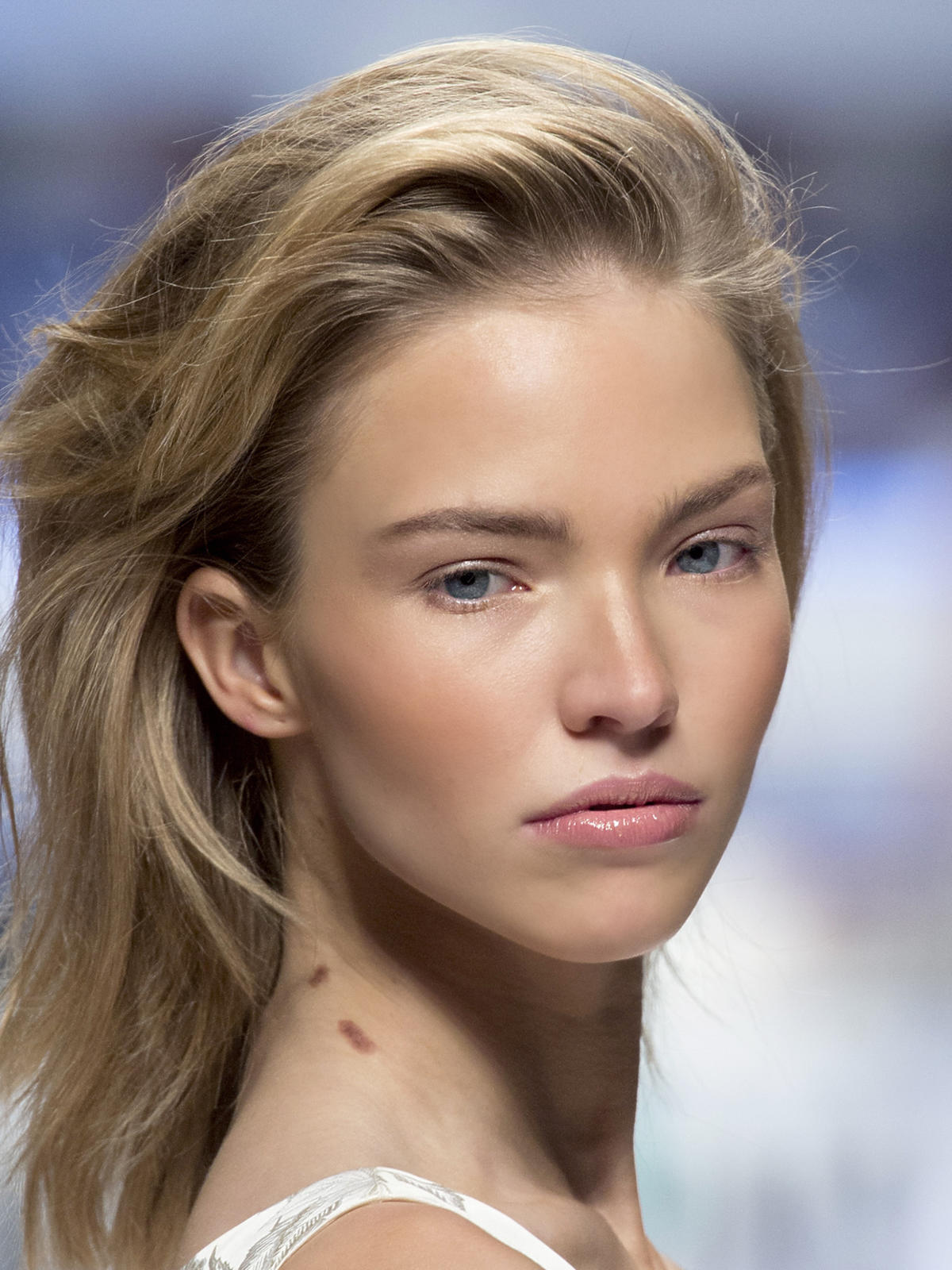 Półdługie włosy Moschino - trendy we fryzurach na jesień 2015