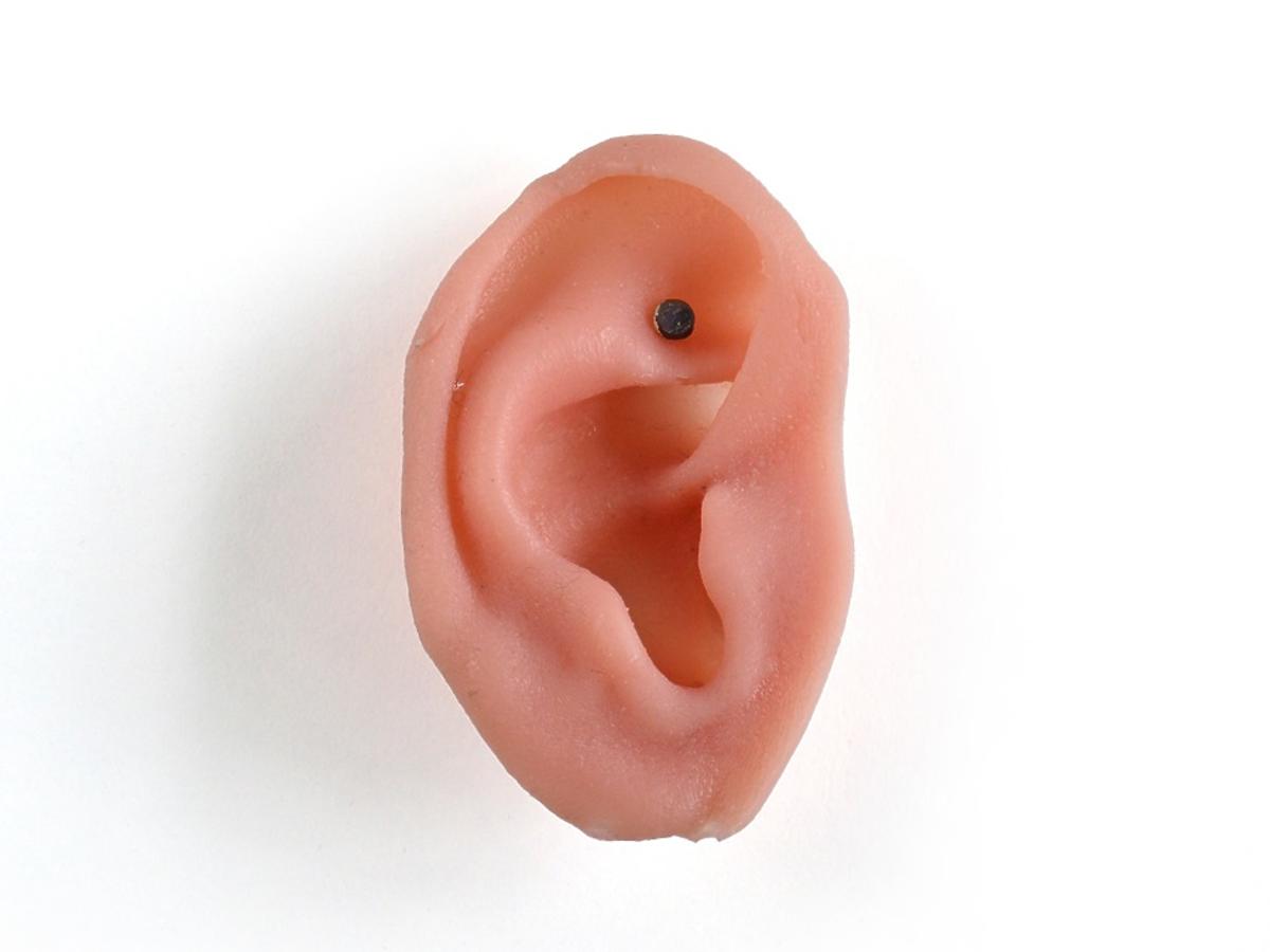 Kolczyk w kształcie ucha autorstwa Nadji Buttendorf