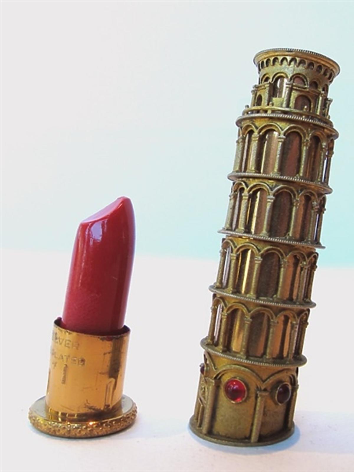 Szminka nawiązująca do Krzywej Wieży w Pizie autorstwa projektanta biżuterii Louisa Nichilo