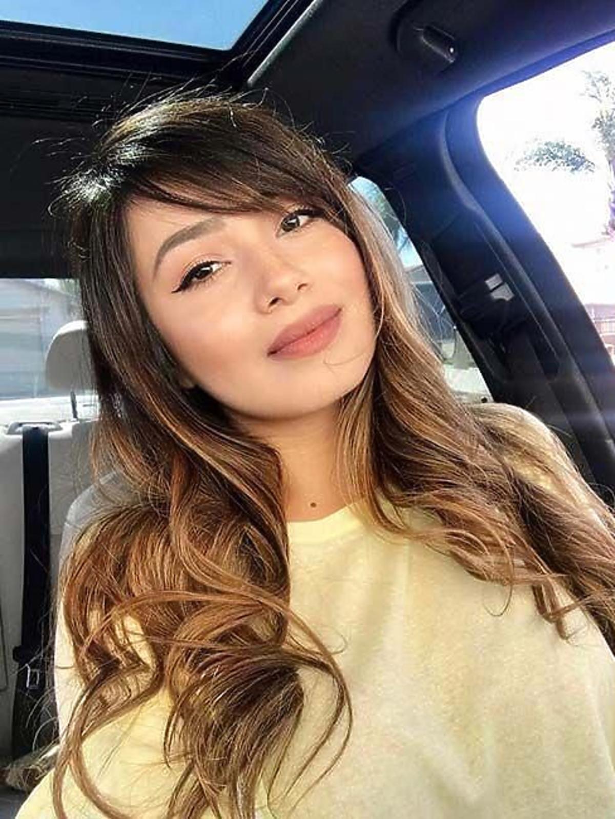 Modne fryzury: klasyczna side swept bangs