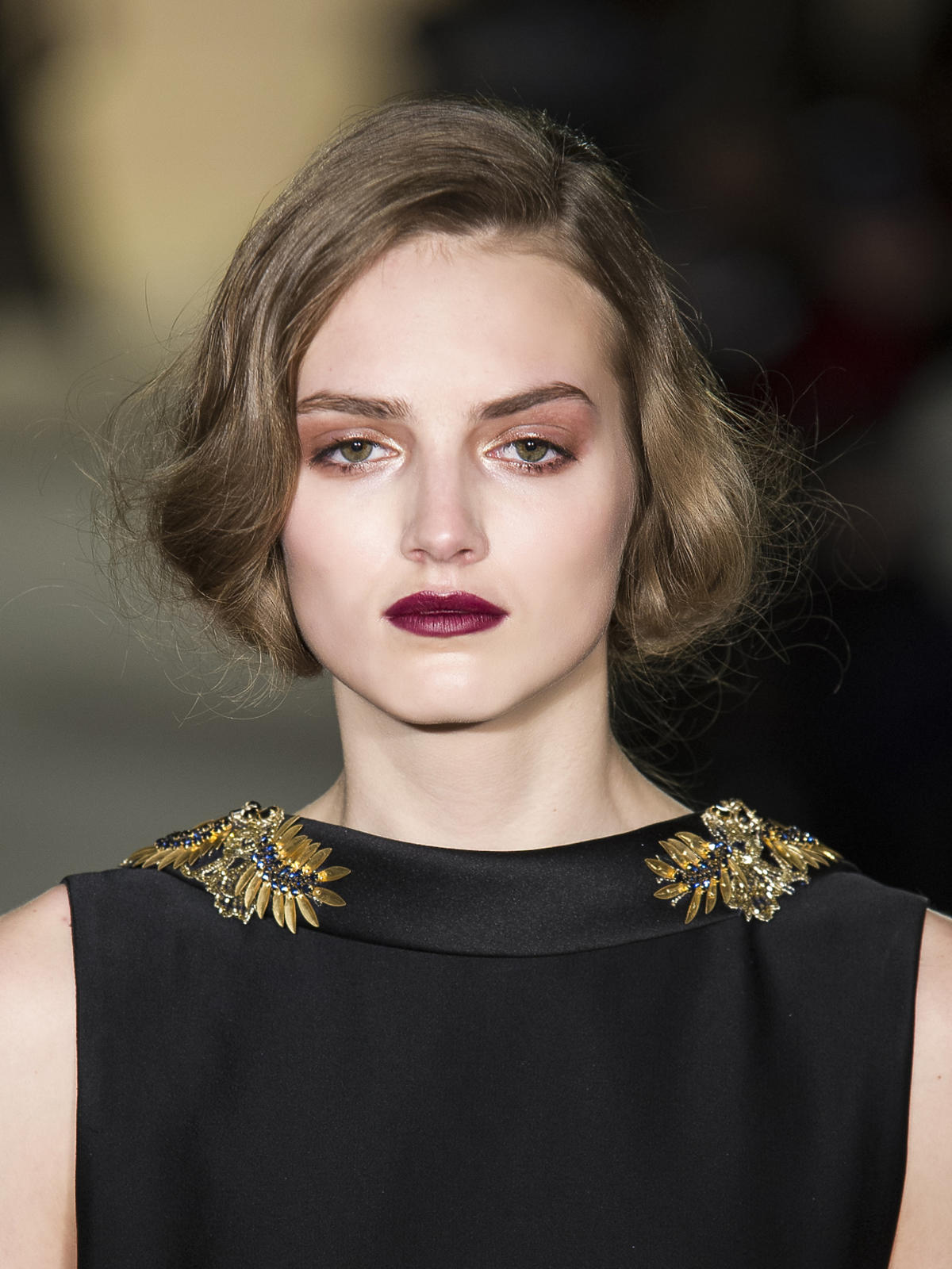 Półdługie włosy Marchesa - trendy we fryzurach na jesień 2015